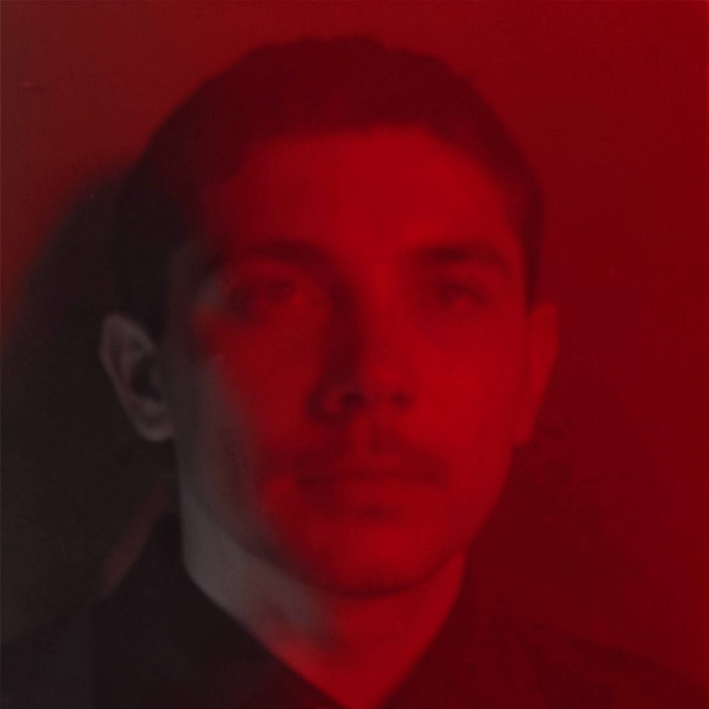 Дрібне туристичне спорядження розкладене на дерев'яній поверхні, контрастні темні та світлі тони